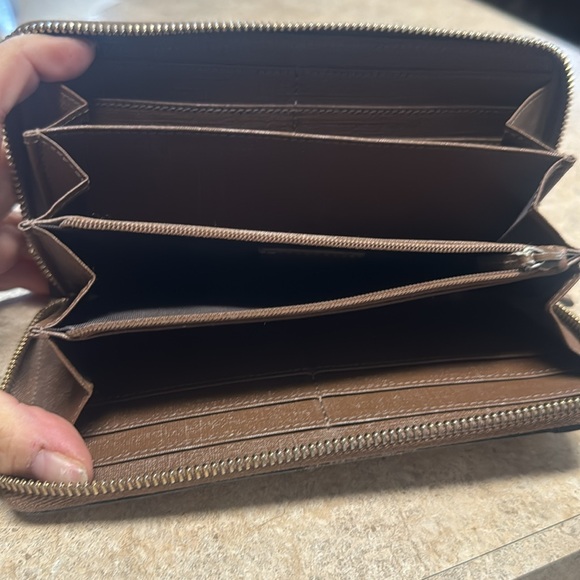 Gucci wallet, used has wear look at pictures the wear is from carrying it - Picture 3 of 6
